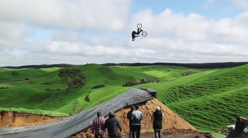 Premier quadruple backflip en BMX